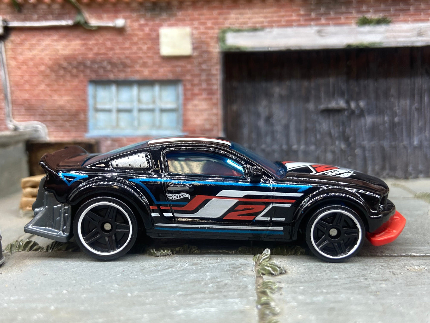 Loose Hot Wheels - 2005 Ford Mustang Race Car - Black, White and Red