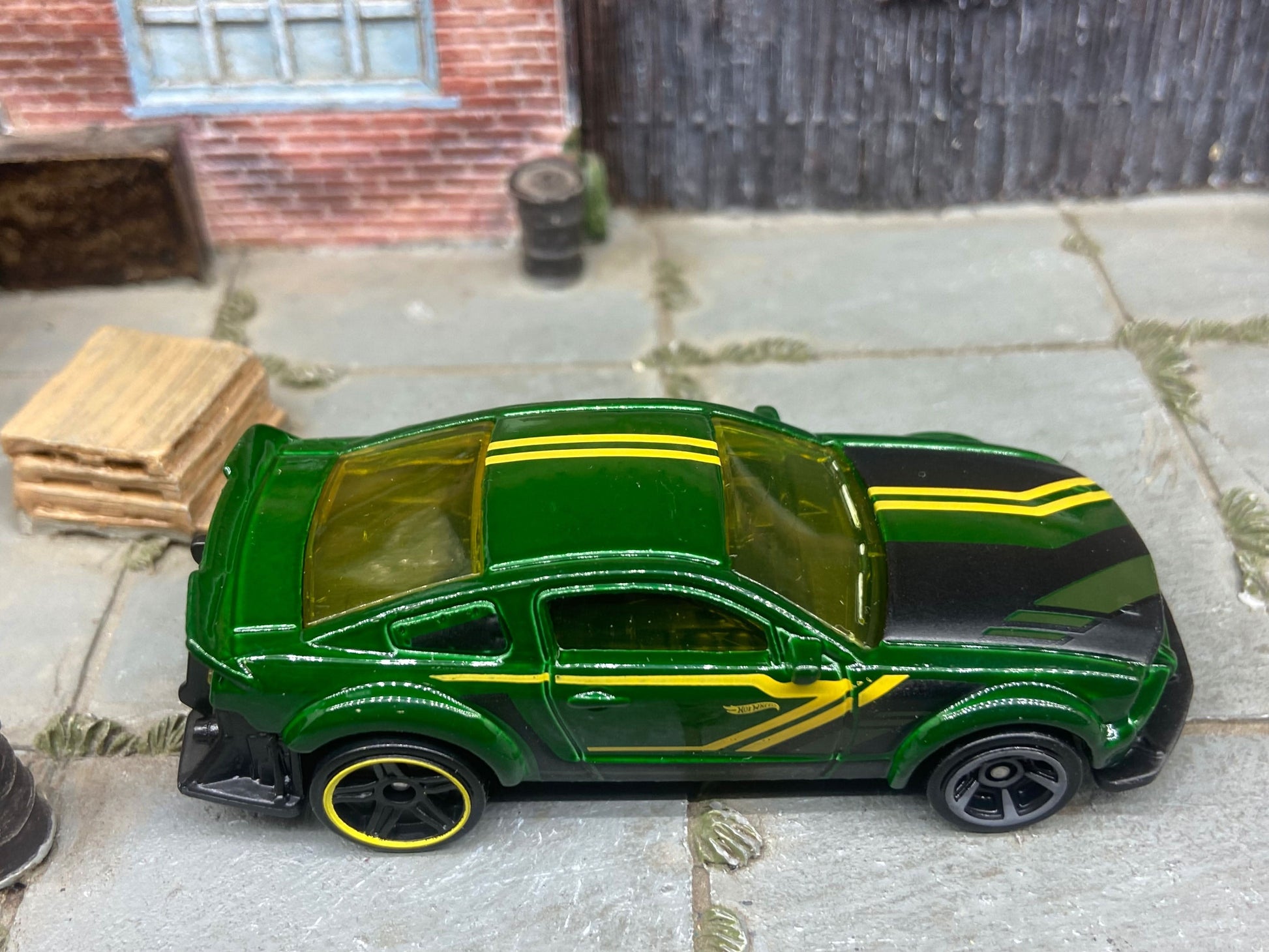 Loose Hot Wheels - 2005 Ford Mustang Race Car - Green, Black and Yellow