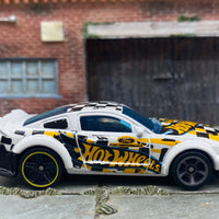 Loose Hot Wheels - 2005 Ford Mustang Race Car - White, Yellow and Black Hot Wheels