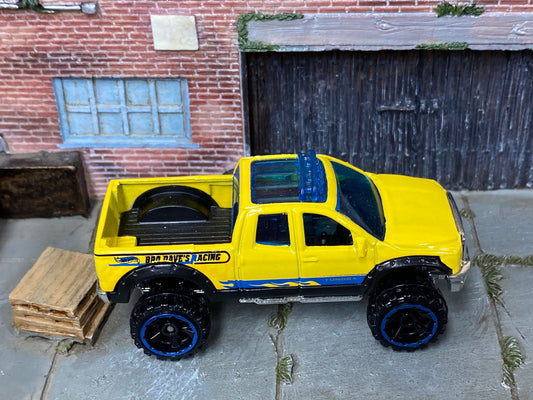 Loose Hot Wheels - 2010 Toyota Tundra Off Road 4x4 - Yellow and Blue