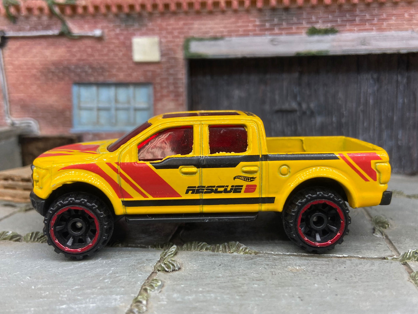Loose Hot Wheels - 2015 Ford F150 4X4 Truck - Yellow Rescue 3 Livery