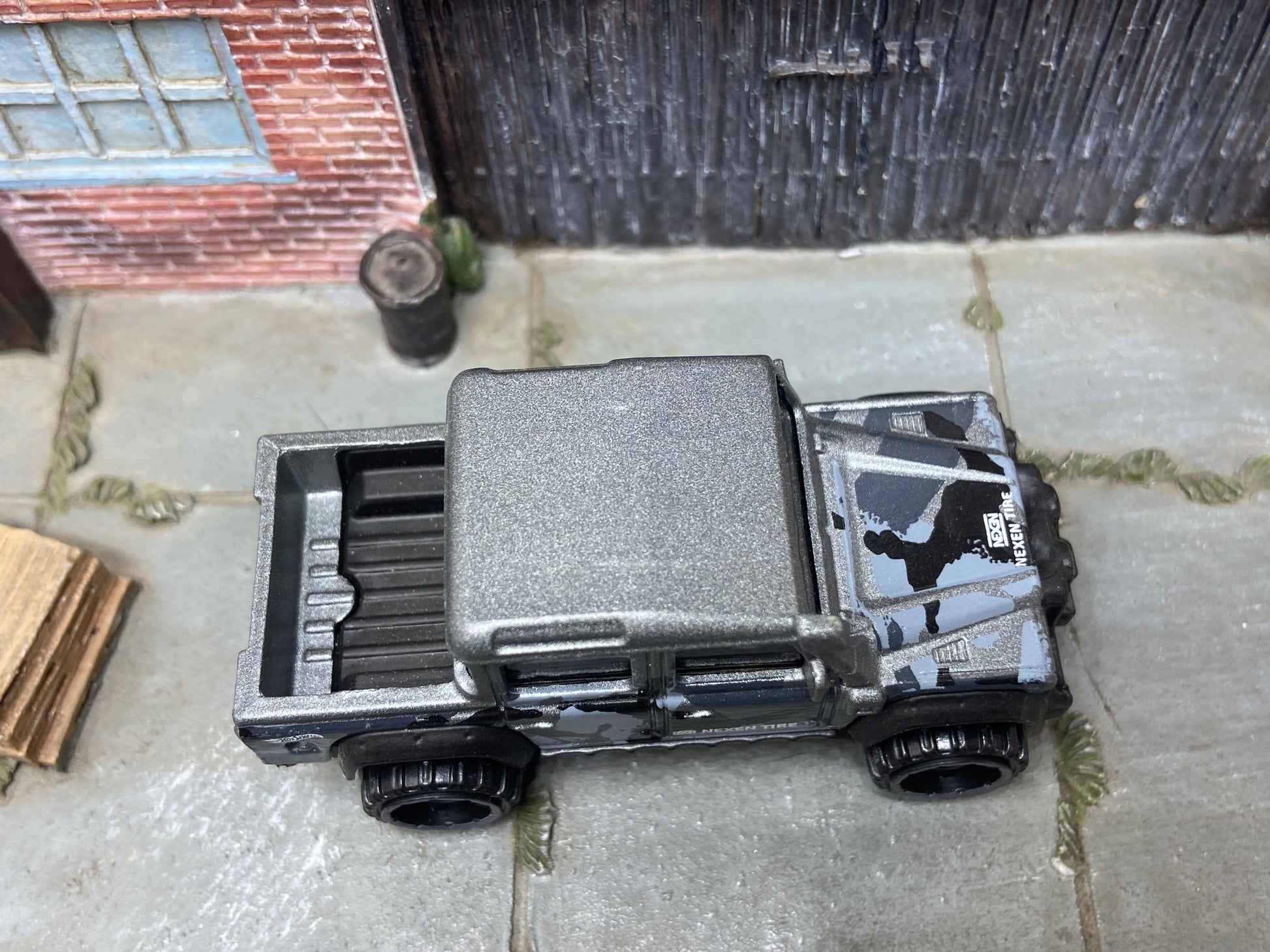 Loose Hot Wheels - 2015 Toyota Land Rover Defender Double Cab - Gray Camo