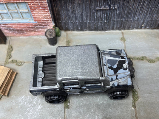 Loose Hot Wheels - 2015 Toyota Land Rover Defender Double Cab - Gray Camo