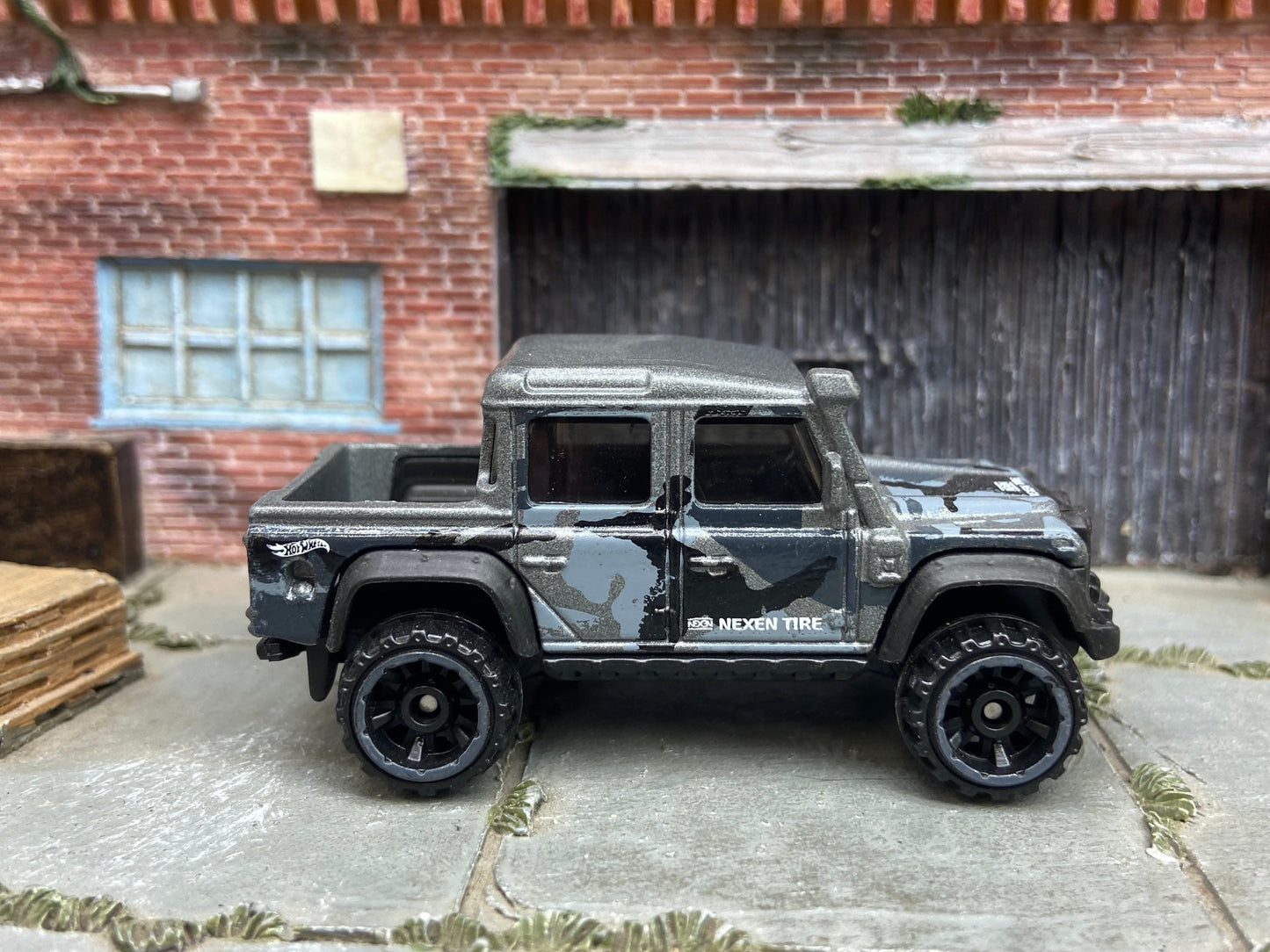Loose Hot Wheels - 2015 Toyota Land Rover Defender Double Cab - Gray Camo