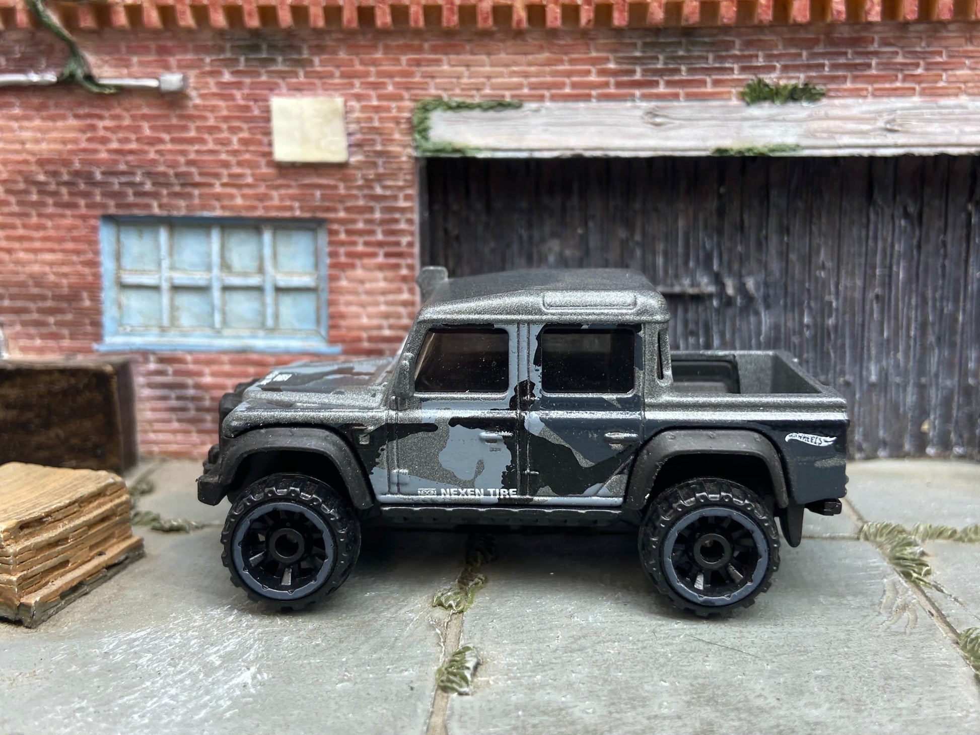 Loose Hot Wheels - 2015 Toyota Land Rover Defender Double Cab - Gray Camo