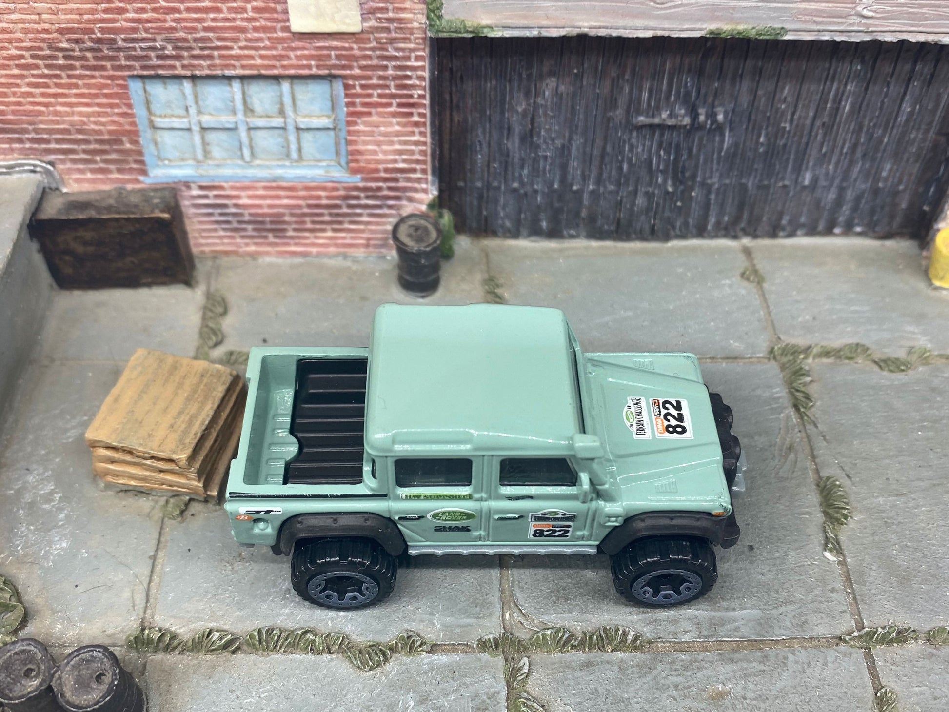 Loose Hot Wheels - 2015 Toyota Land Rover Defender Double Cab - Green