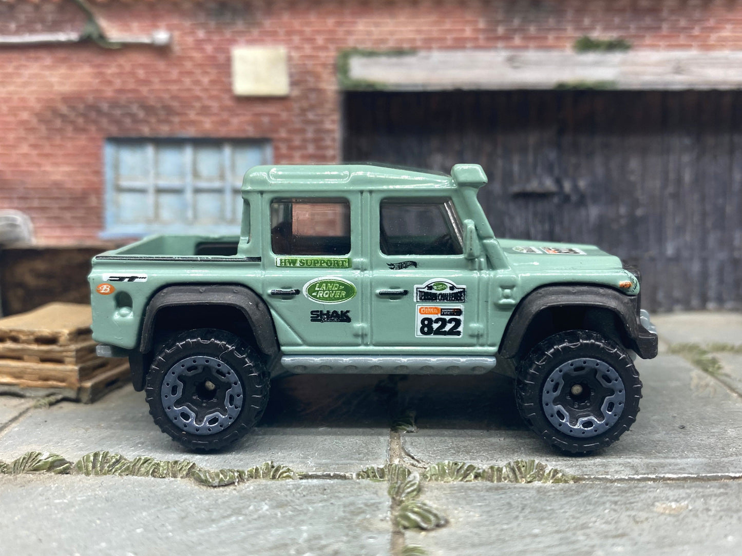 Loose Hot Wheels - 2015 Toyota Land Rover Defender Double Cab - Green