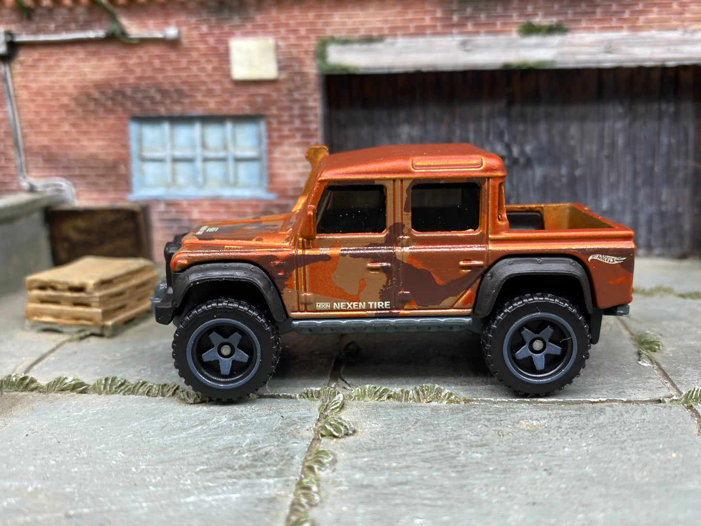 Loose Hot Wheels - 2015 Toyota Land Rover Defender Double Cab - Orange Camo