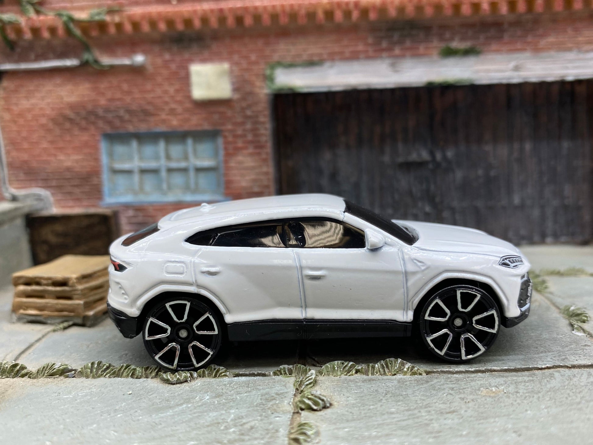 Loose Hot Wheels - 2017 Lamborghini Urus - White