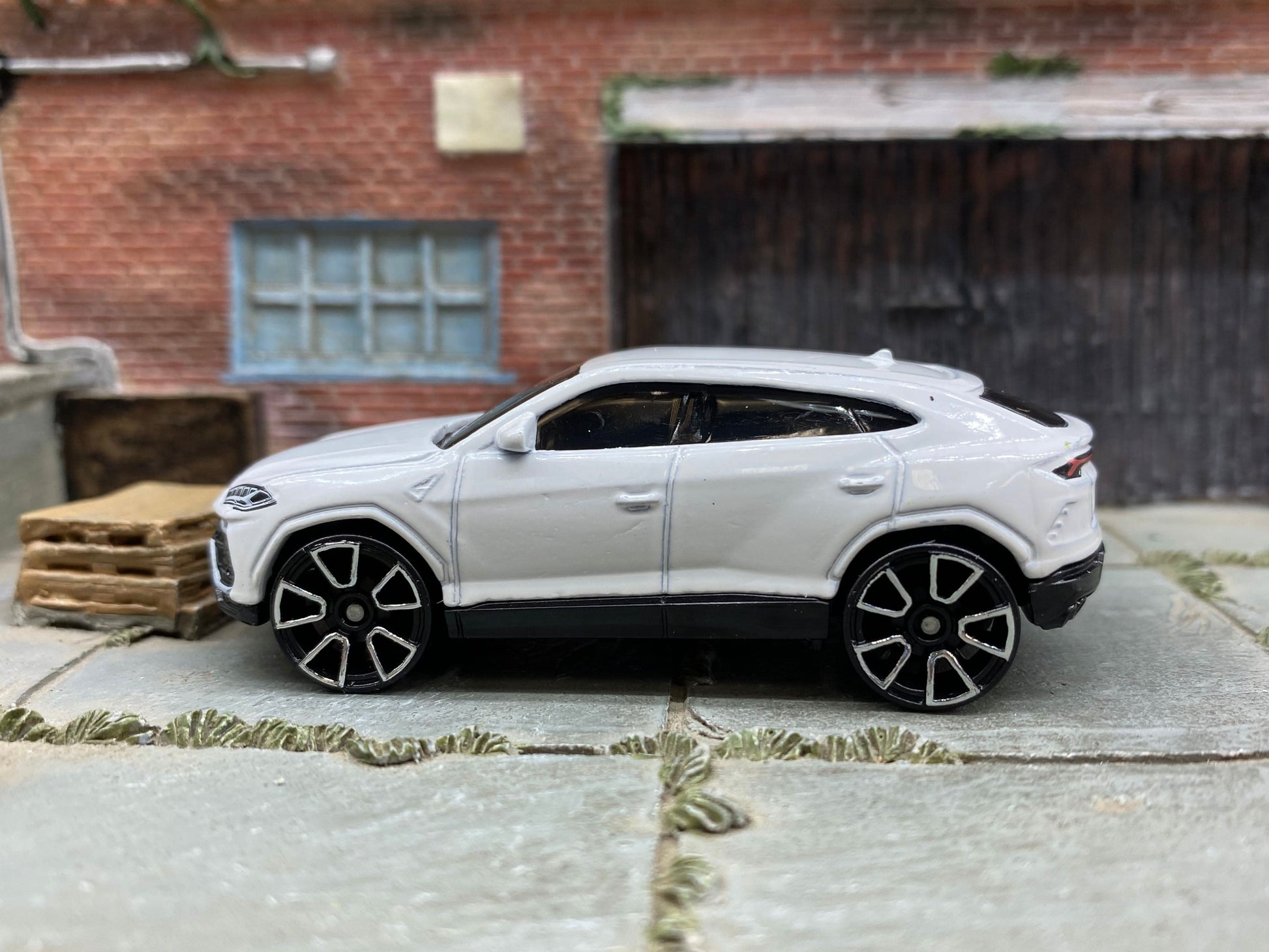 Loose Hot Wheels - 2017 Lamborghini Urus - White