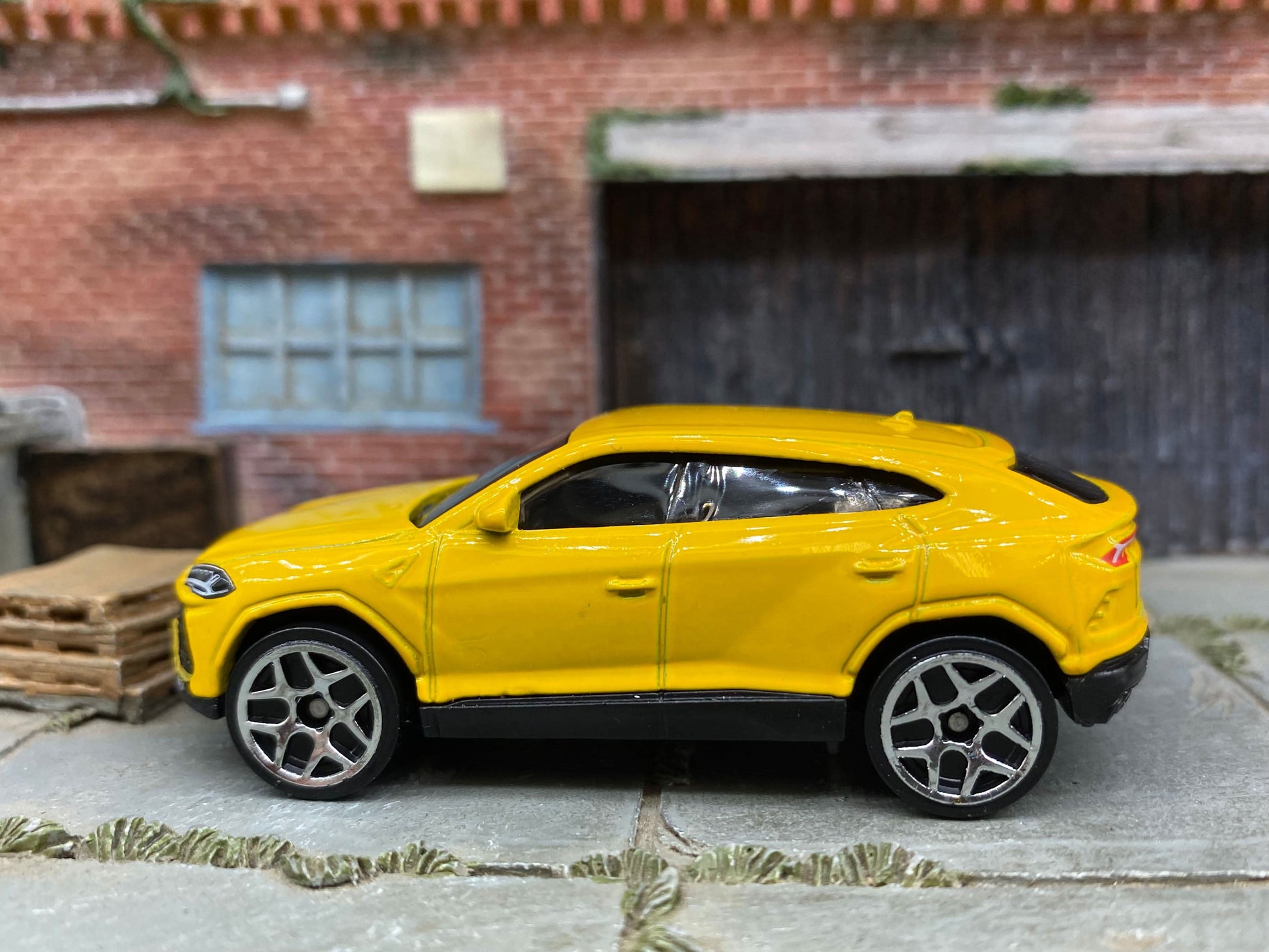 Loose Hot Wheels - 2017 Lamborghini Urus - Yellow