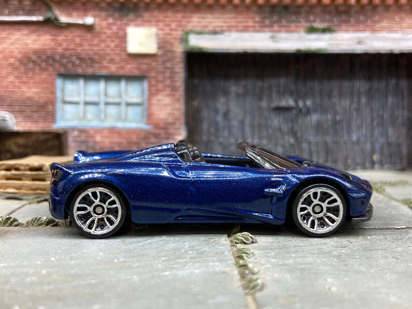 Loose Hot Wheels -2017 Pagani Huayra Roadster - Dark Blue