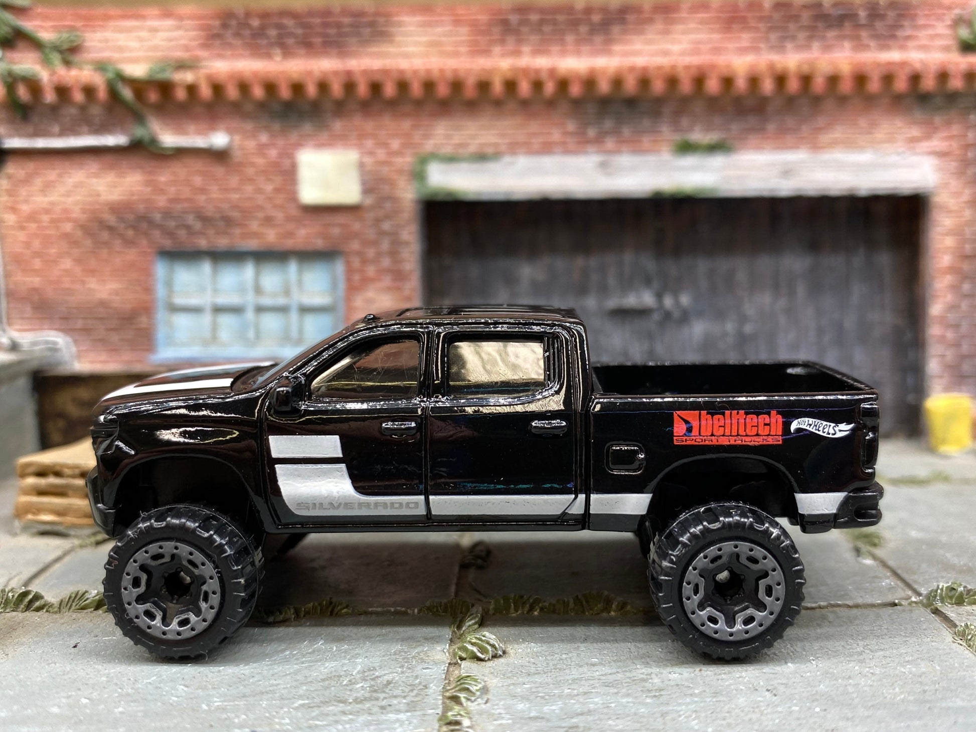 Loose Hot Wheels - 2019 Chevy Silverado Trail Boss LT - Black and White