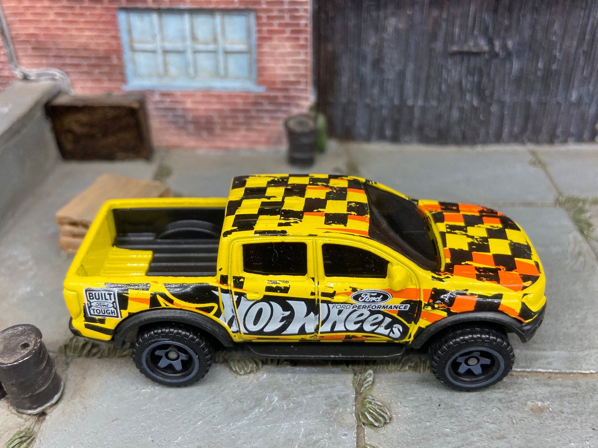 Loose Hot Wheels - 2015 Ford F150 4X4 Truck - Yellow Hot Wheels Livery