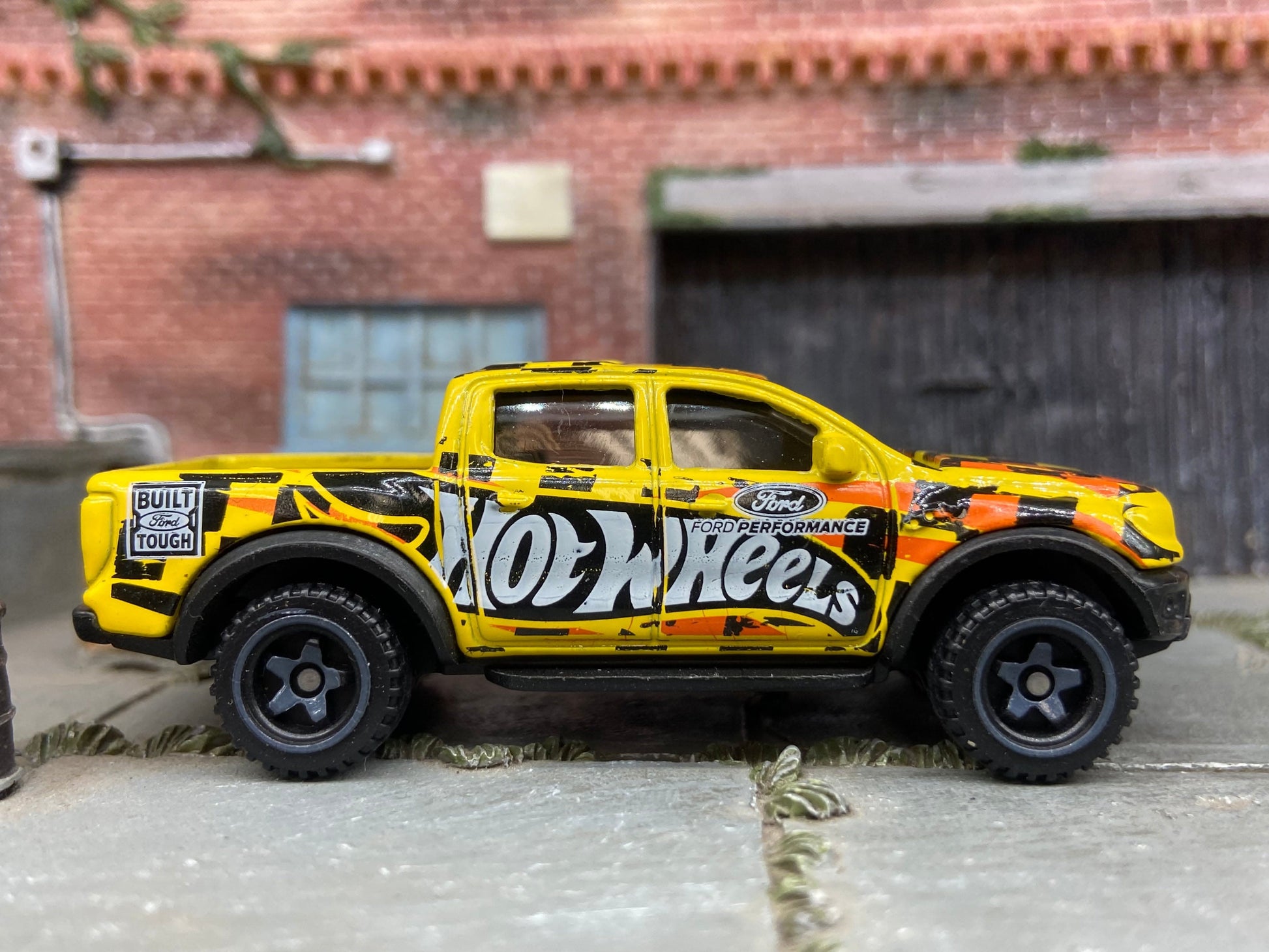 Loose Hot Wheels - 2015 Ford F150 4X4 Truck - Yellow Hot Wheels Livery