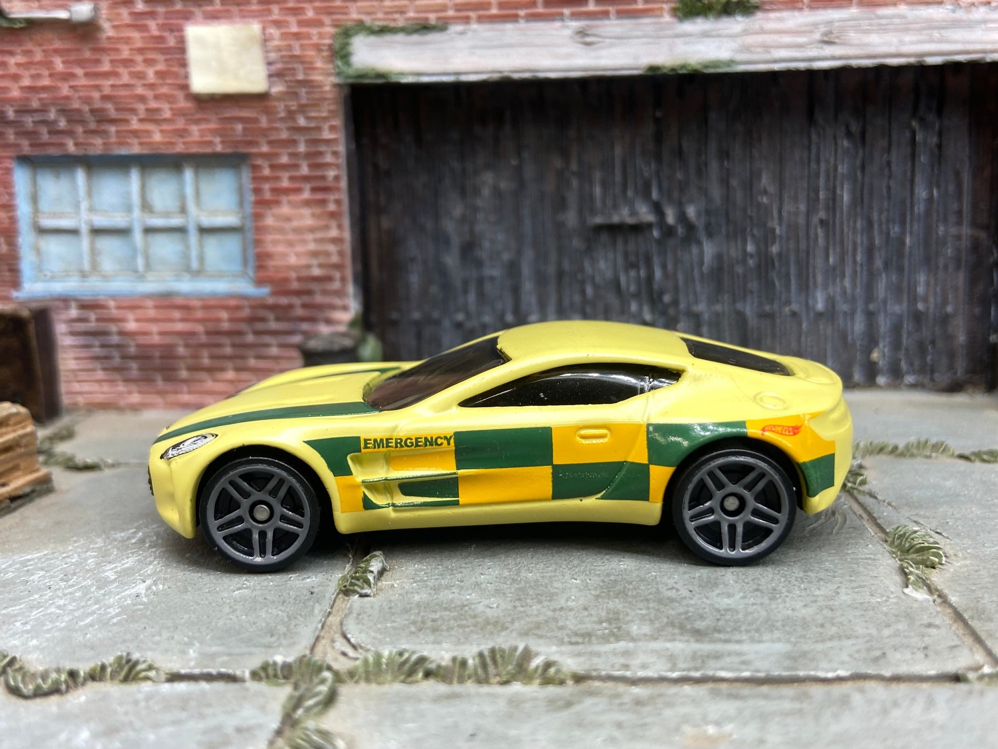Loose Hot Wheels - Aston Martin One-77 - Satin Yellow and Green