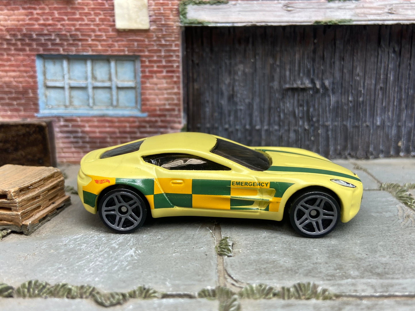 Loose Hot Wheels - Aston Martin One-77 - Satin Yellow and Green