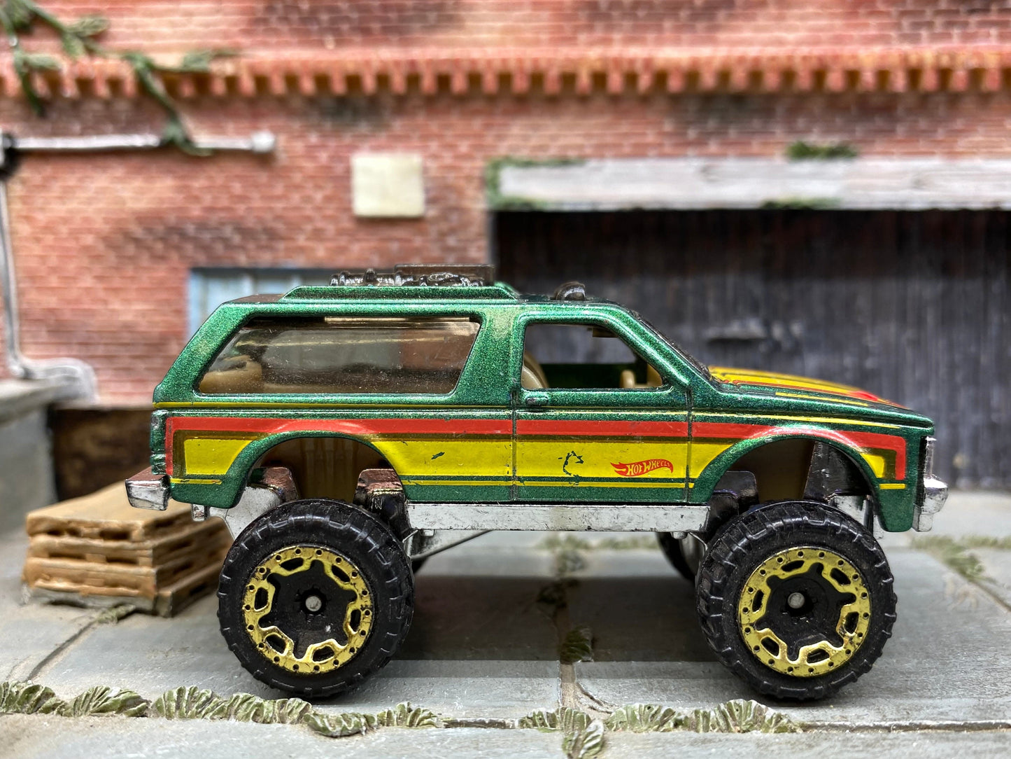 Loose Hot Wheels Chevy Blazer 4×4 Dressed in Green and Yellow