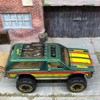 Loose Hot Wheels Chevy Blazer 4×4 Dressed in Green and Yellow