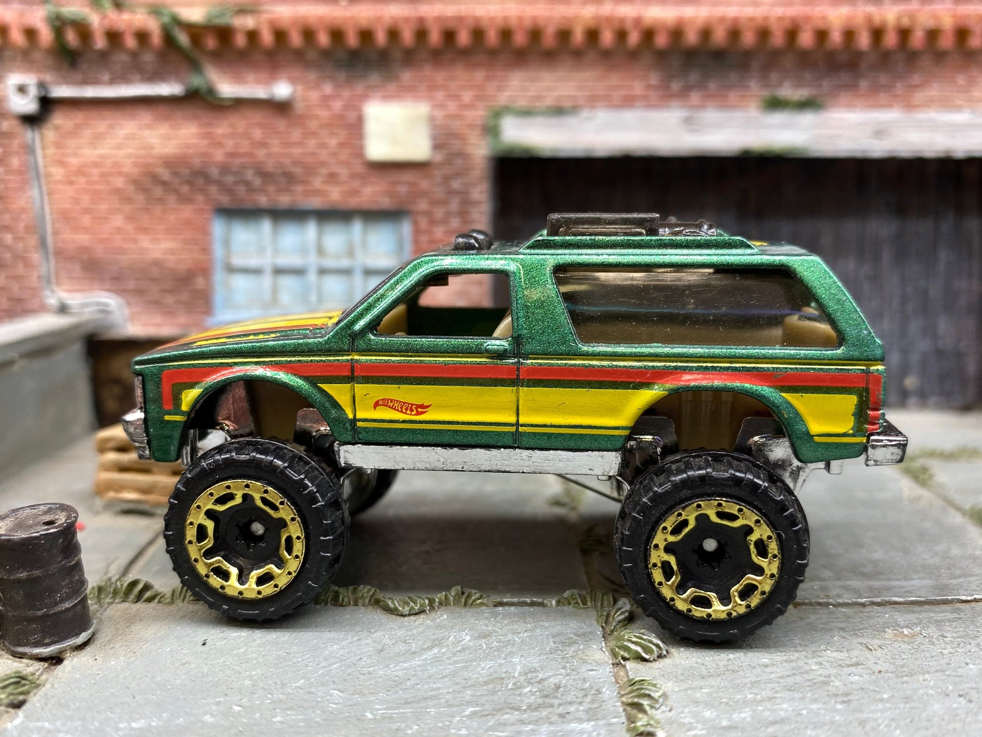 Loose Hot Wheels Chevy Blazer 4×4 Dressed in Green and Yellow