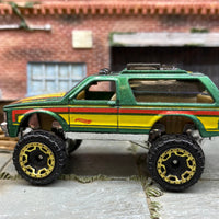 Loose Hot Wheels Chevy Blazer 4×4 Dressed in Green and Yellow