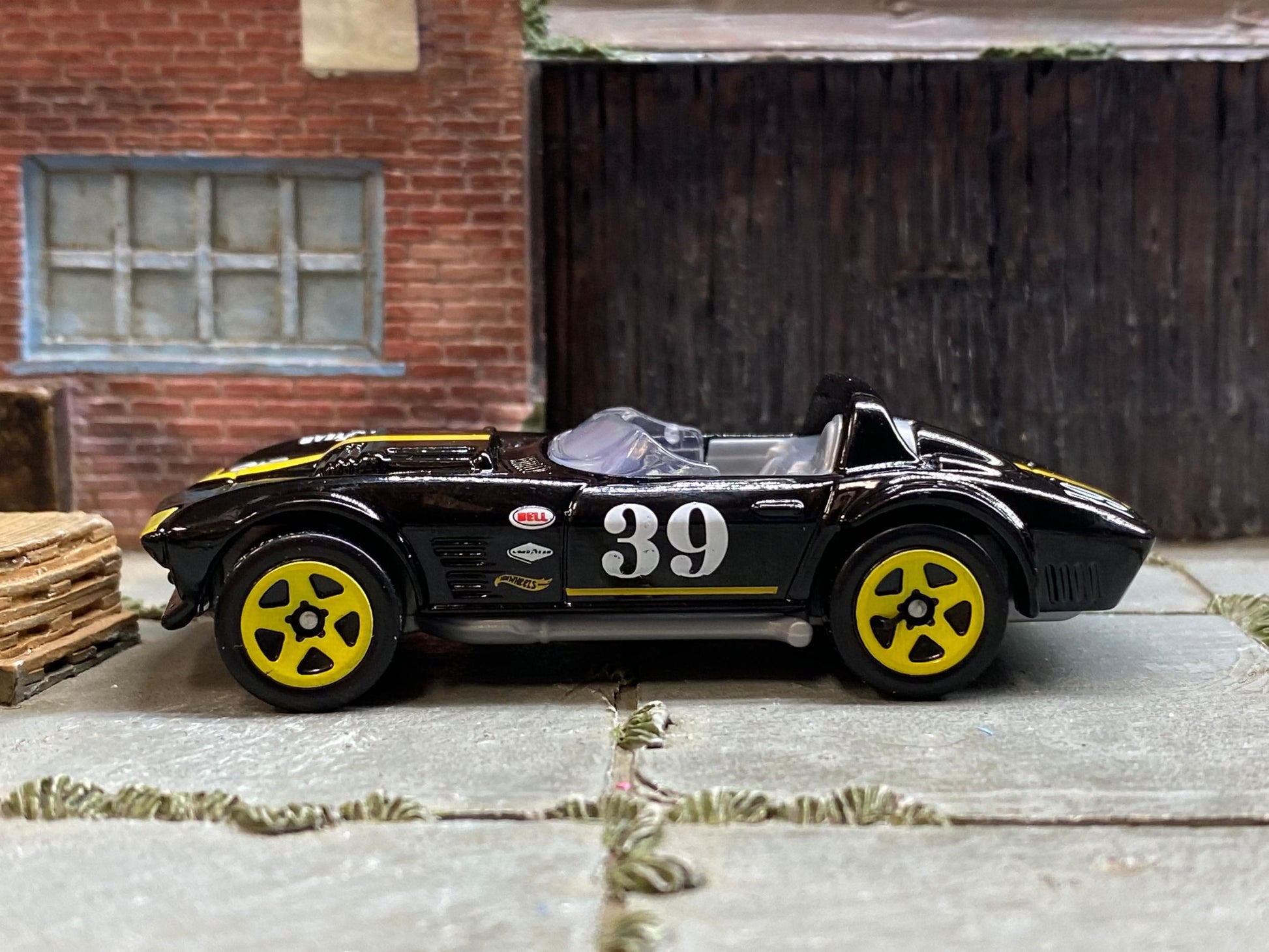 Loose Hot Wheels - Chevy Corvette Grand Sport Roadster - Black and Yellow 39