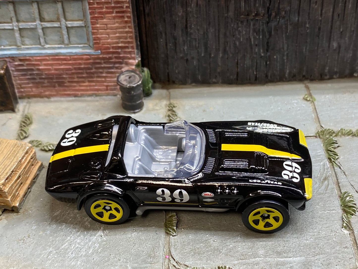 Loose Hot Wheels - Chevy Corvette Grand Sport Roadster - Black and Yellow 39