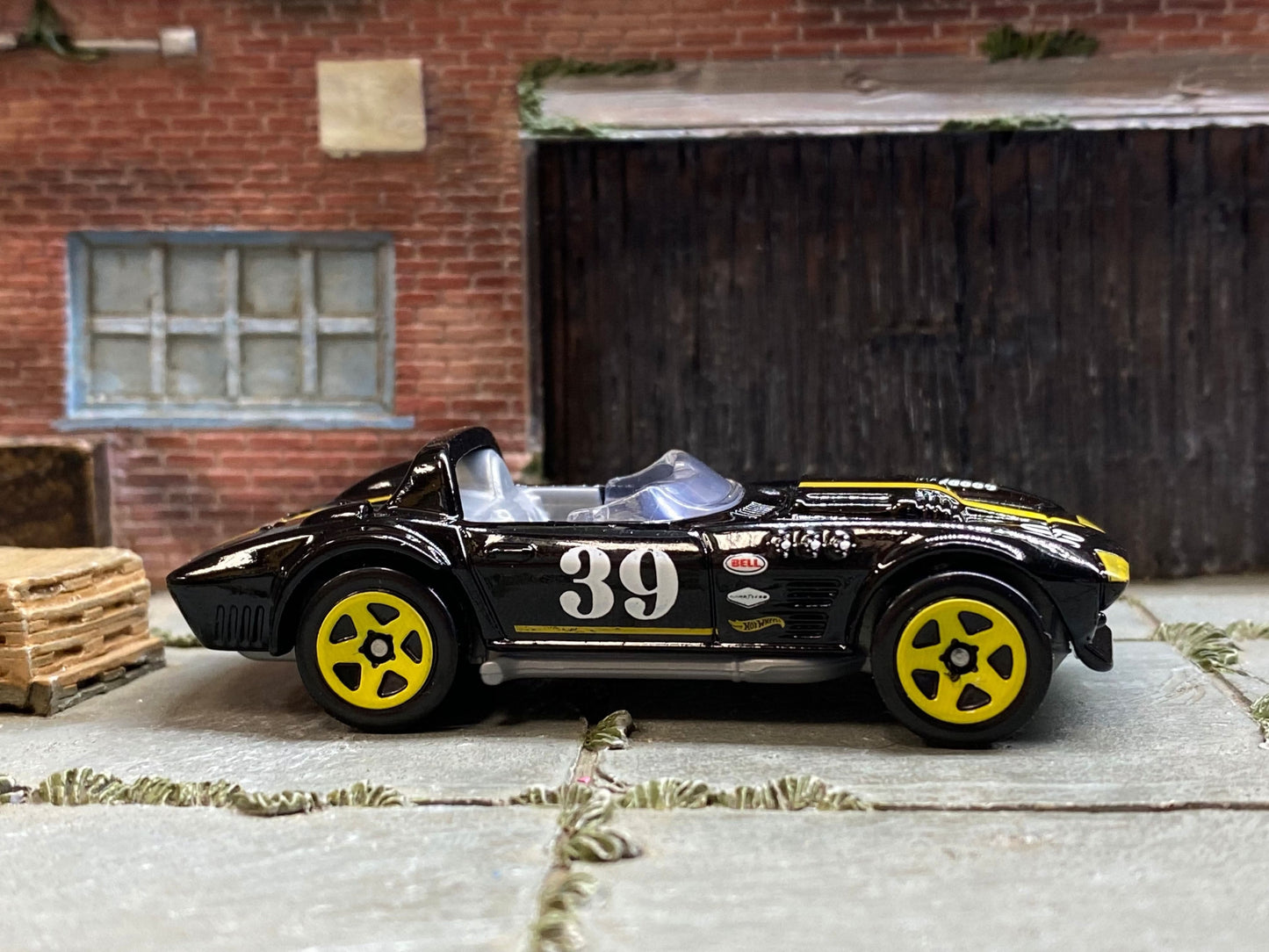 Loose Hot Wheels - Chevy Corvette Grand Sport Roadster - Black and Yellow 39