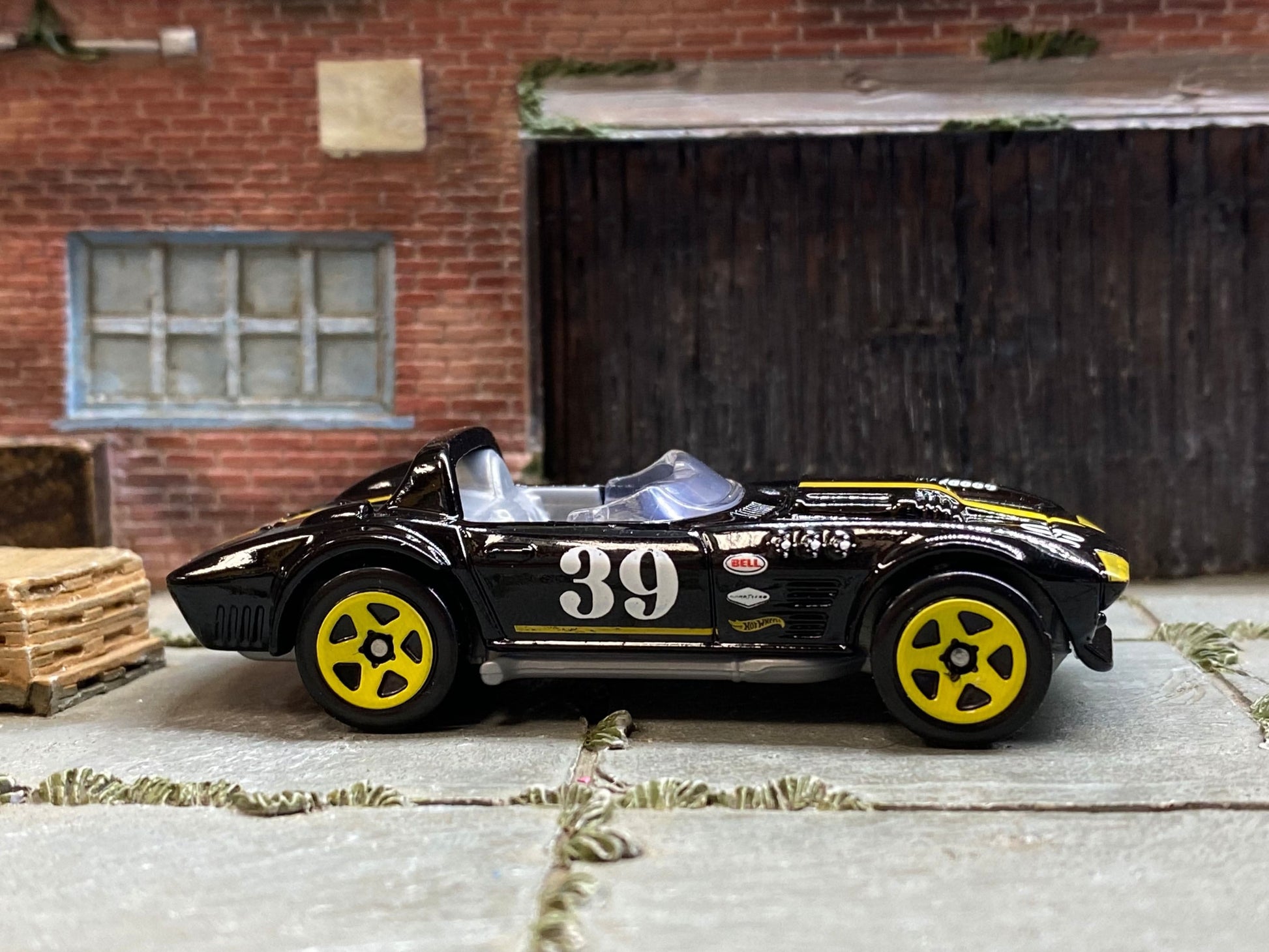 Loose Hot Wheels - Chevy Corvette Grand Sport Roadster - Black and Yellow 39