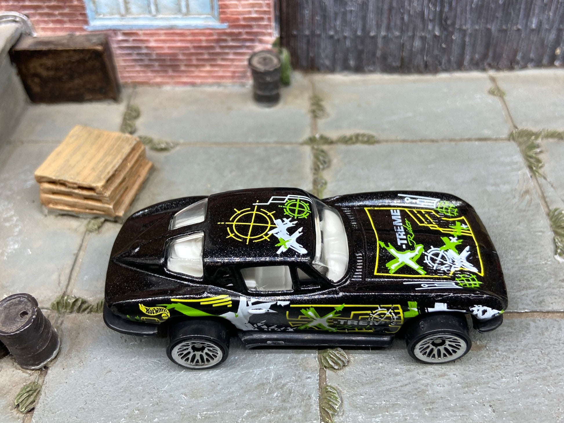 Loose Hot Wheels - Chevy Corvette Stingray - Black and Green Extreme Rides Livery