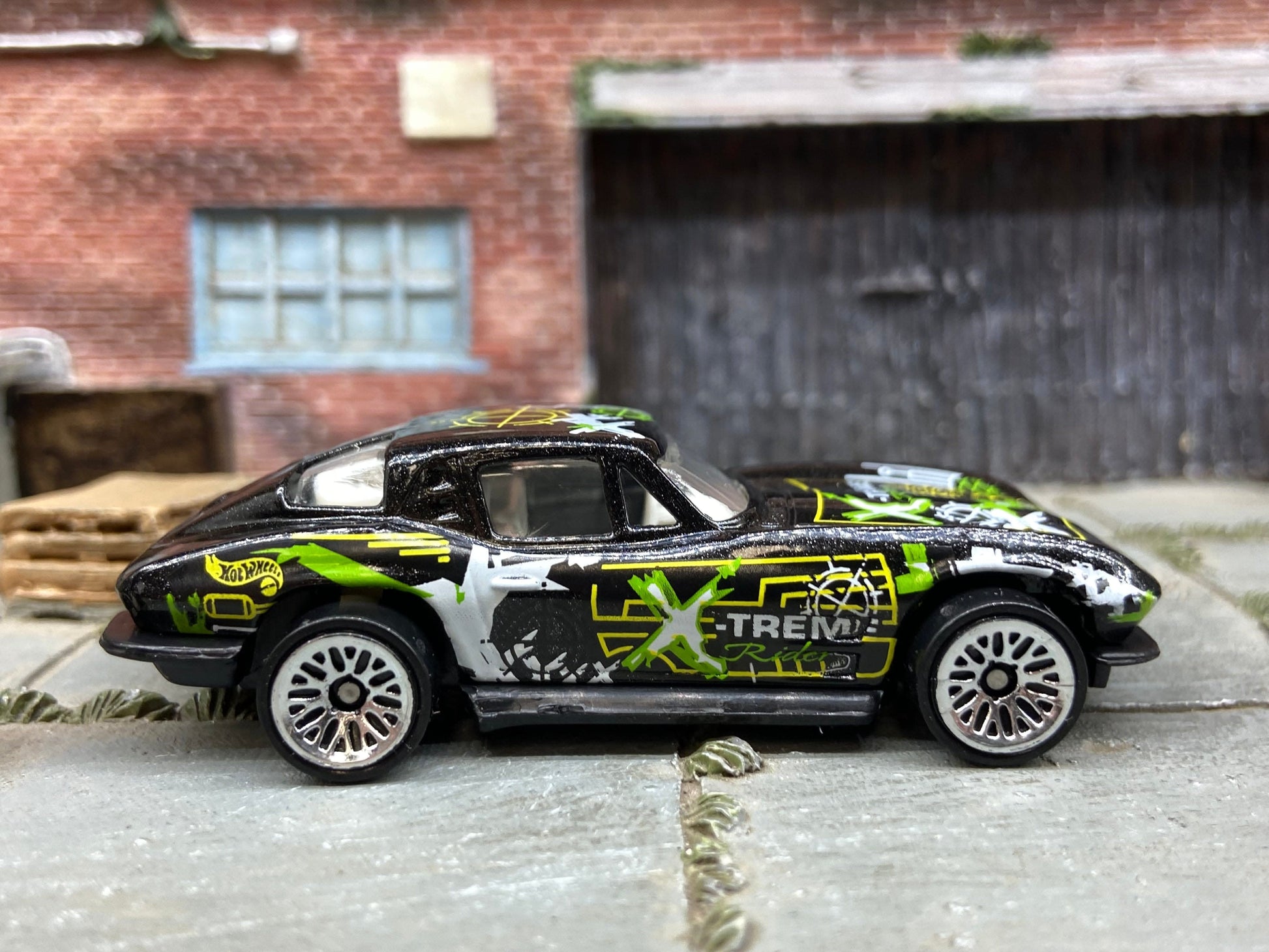 Loose Hot Wheels - Chevy Corvette Stingray - Black and Green Extreme Rides Livery