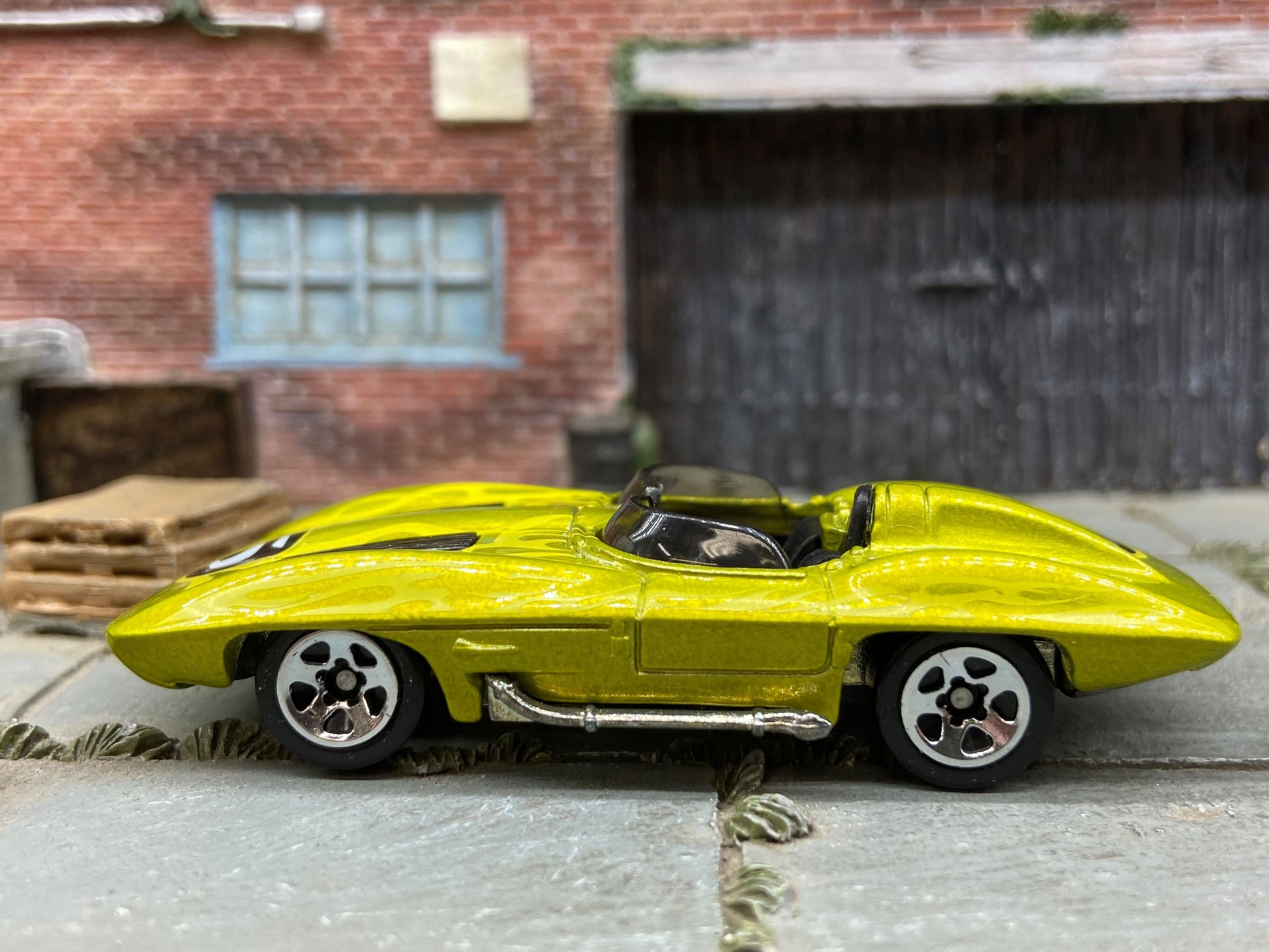 Loose Hot Wheels - Chevy Corvette Stingray - Gold and Black