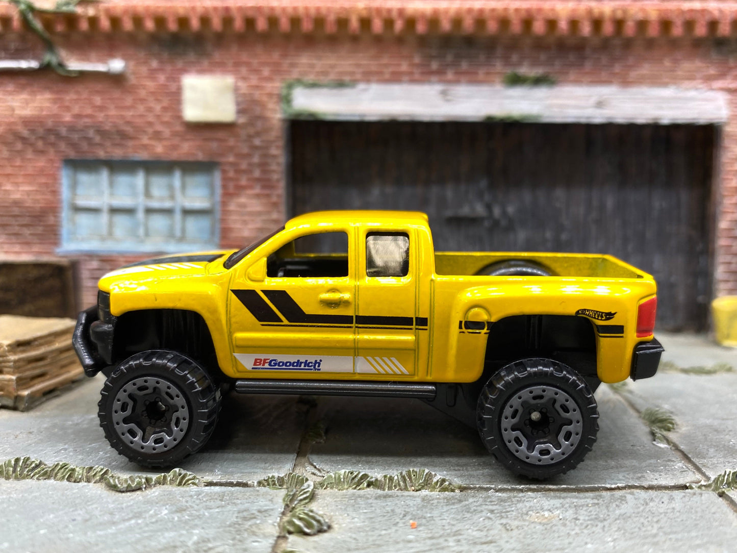 Loose Hot Wheels - Chevy Silverado - Yellow