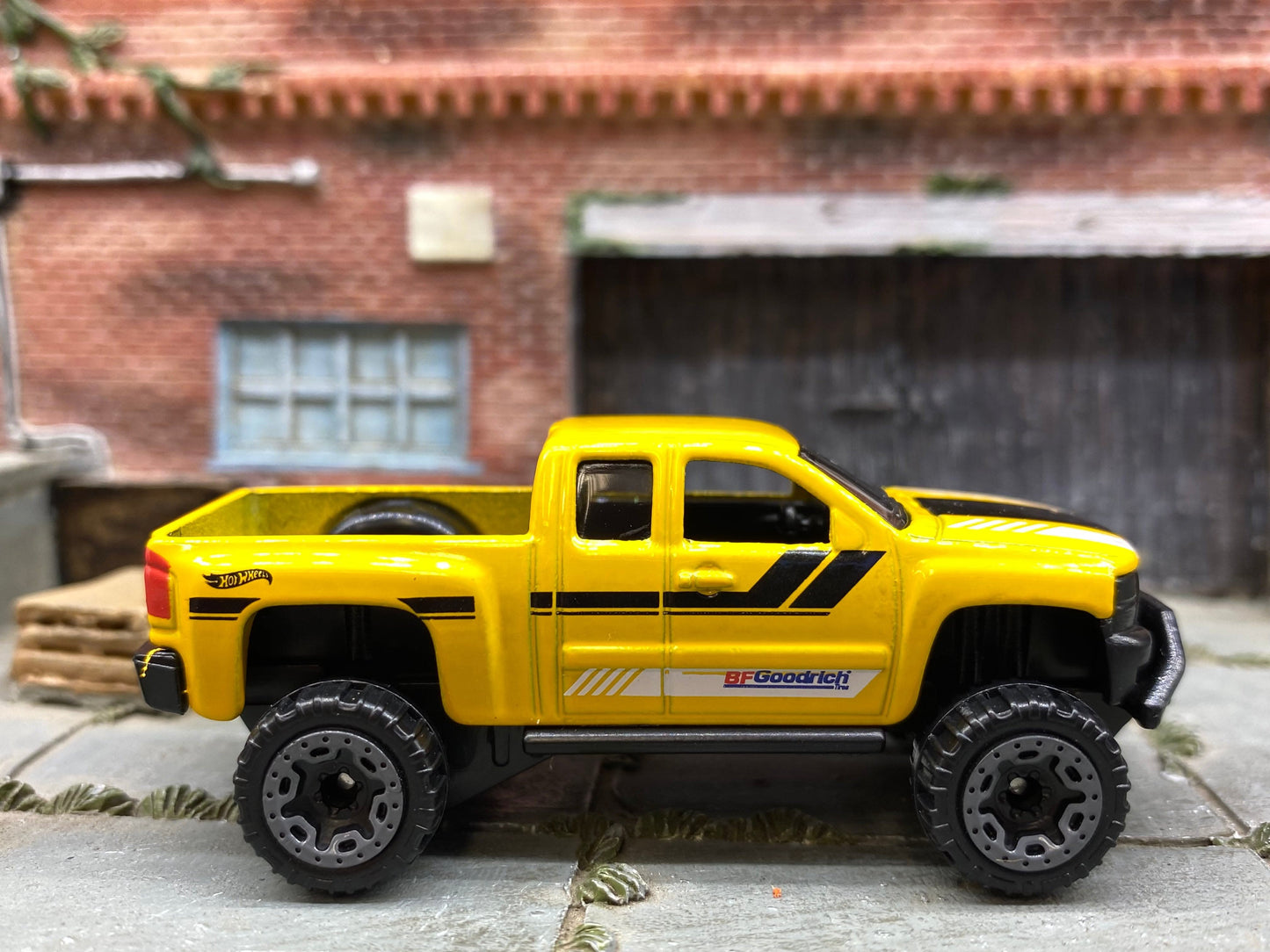 Loose Hot Wheels - Chevy Silverado - Yellow
