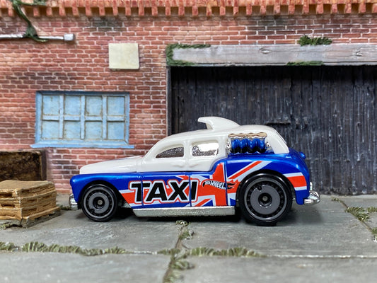 Loose Hot Wheels - Cockney Cab II - British White, Blue and Red