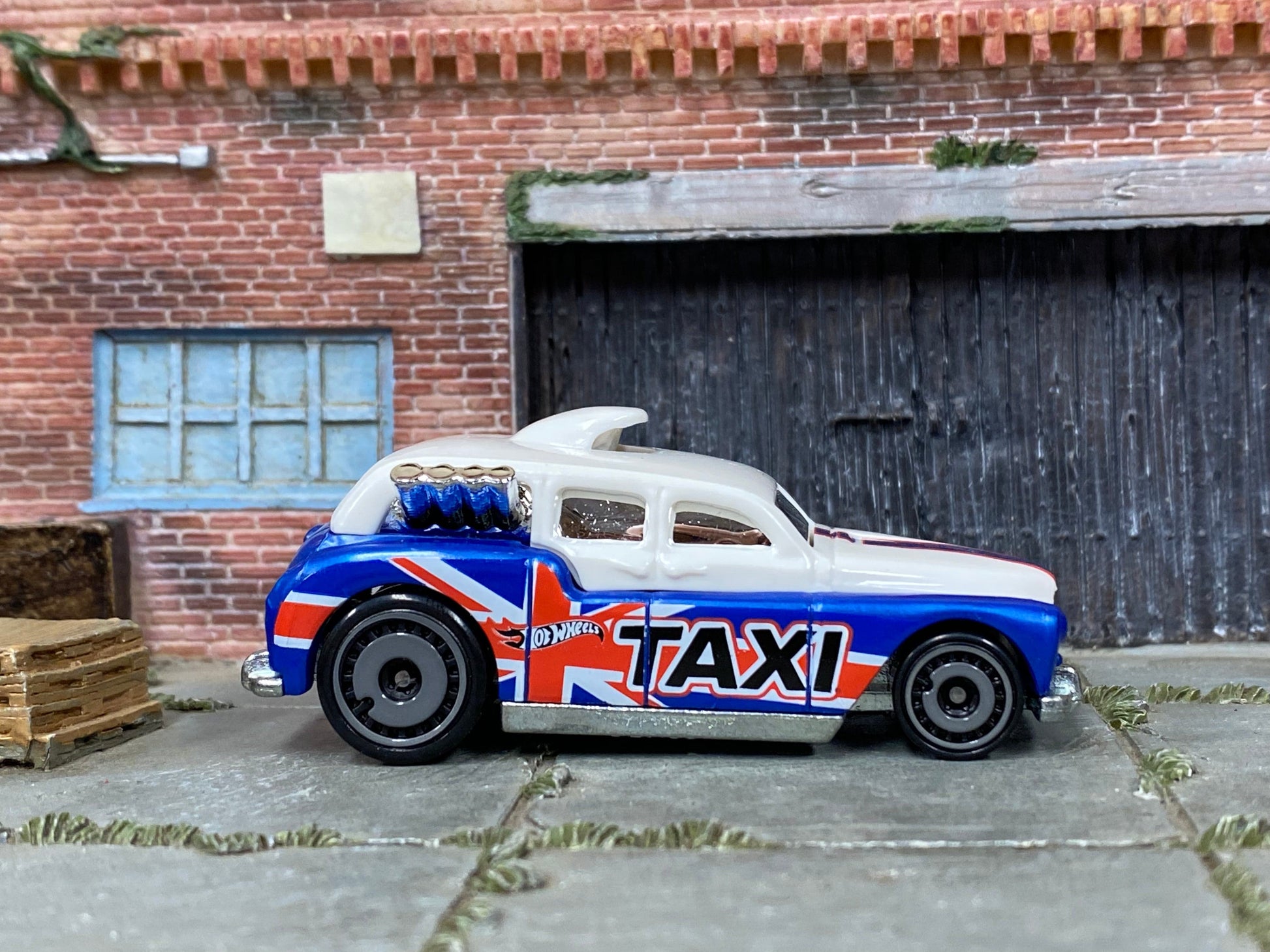 Loose Hot Wheels - Cockney Cab II - British White, Blue and Red