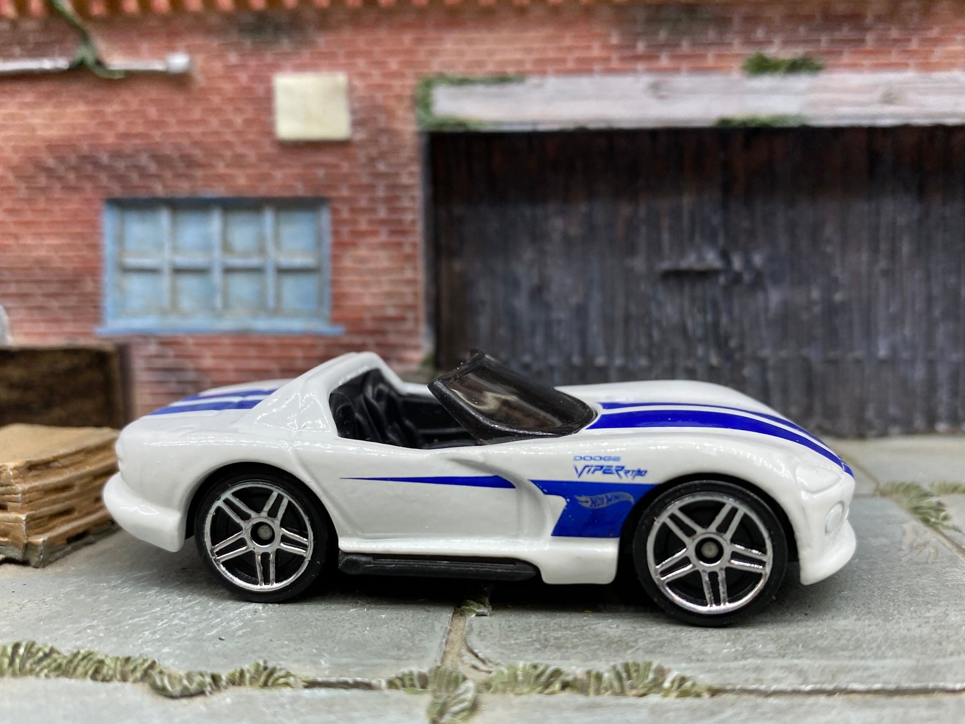 Loose Hot Wheels - Dodge Viper R/T 10 - White and Blue