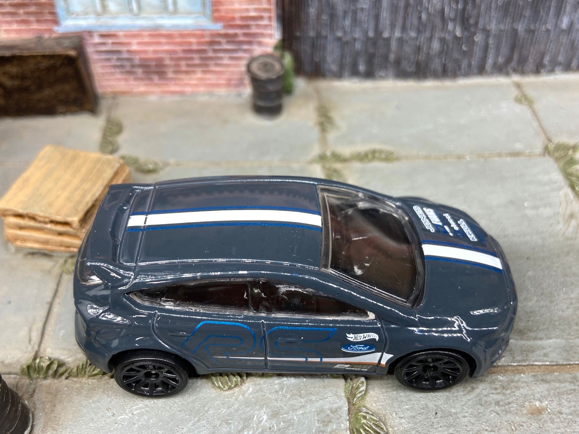 Loose Hot Wheels Ford Focus RS Dressed in Gray