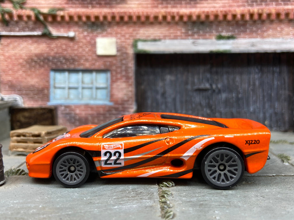 Loose Hot Wheels Jaguare XJ220 Dressed in Orange
