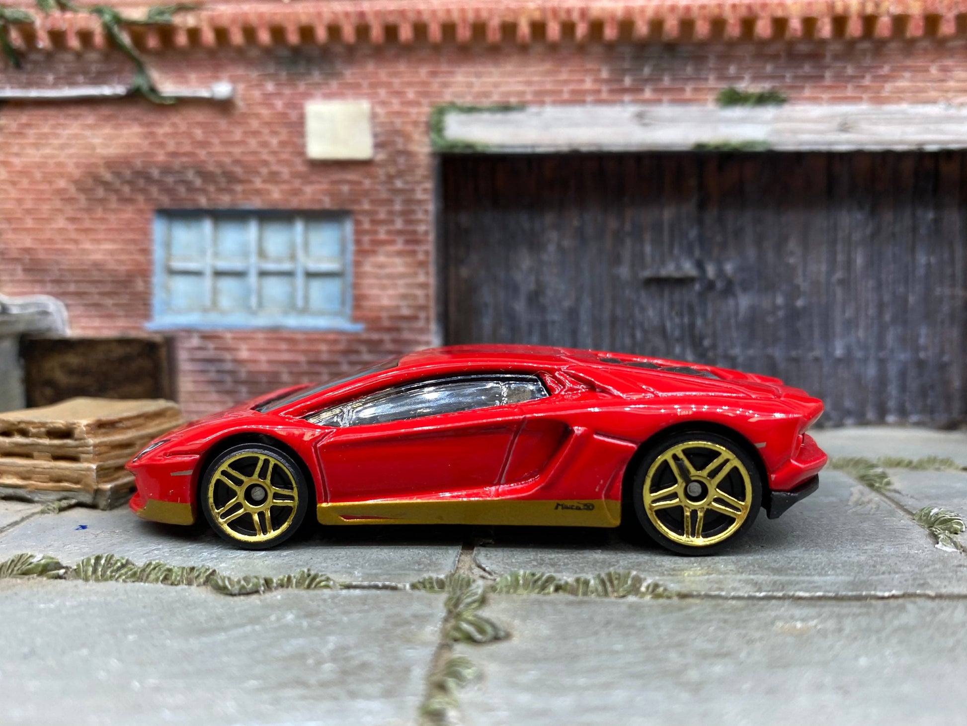 Loose Hot Wheels - Lamborghini Aventador LP 700-4 - Red and Gold