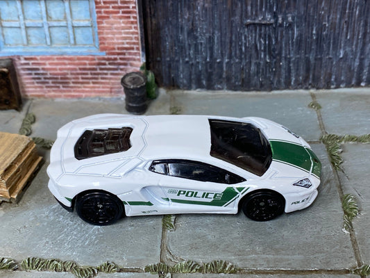 Loose Hot Wheels - Lamborghini Aventador LP 700-4 - White and Green Police