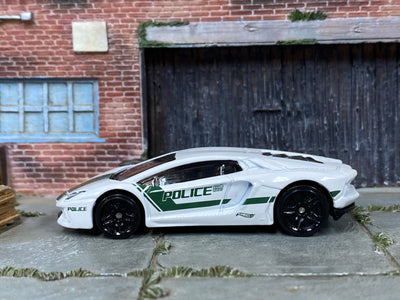 Loose Hot Wheels - Lamborghini Aventador LP 700-4 - White and Green Police