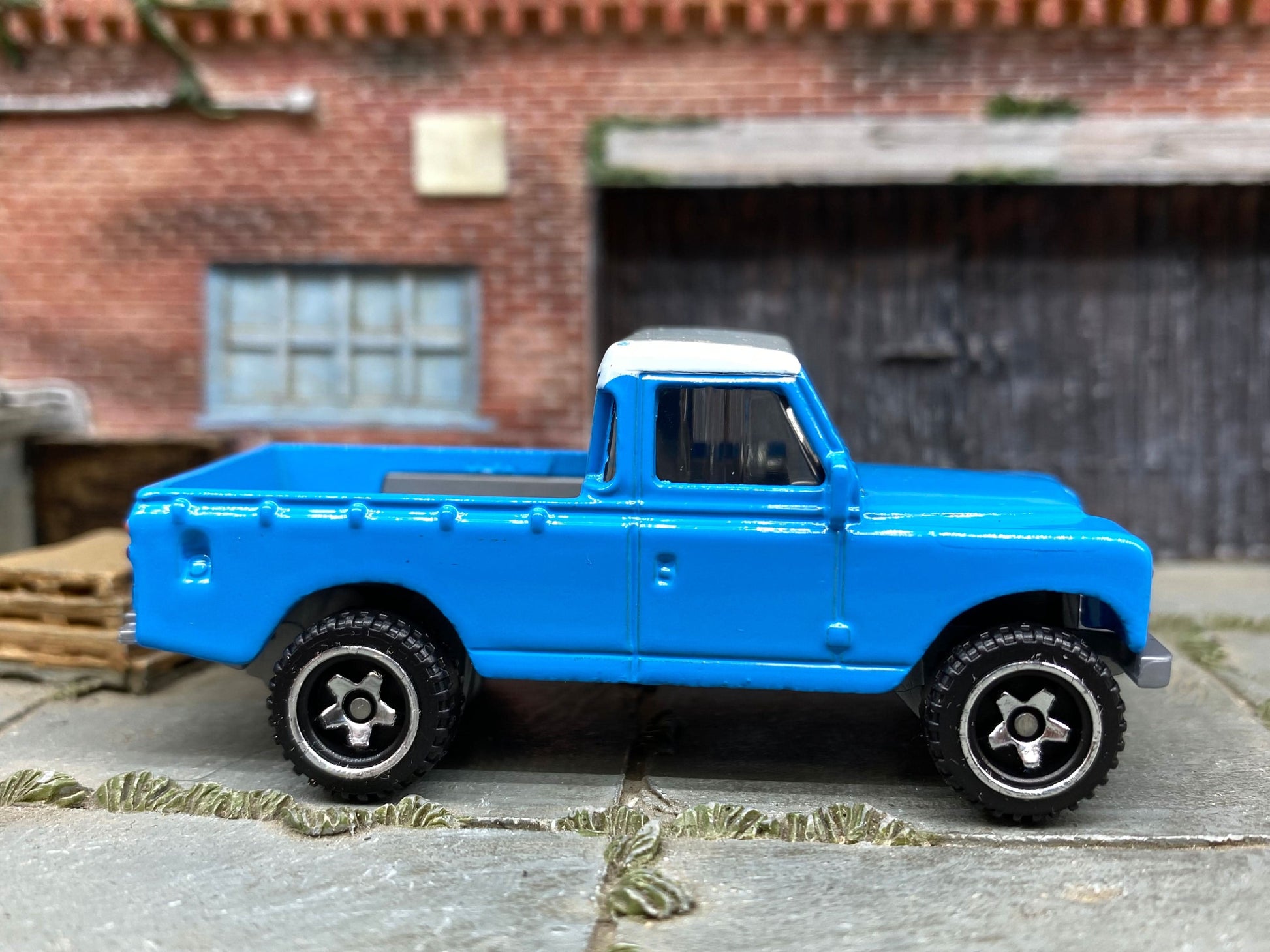 Loose Hot Wheels - Land Rover Series III - Blue and Whtie Off Road