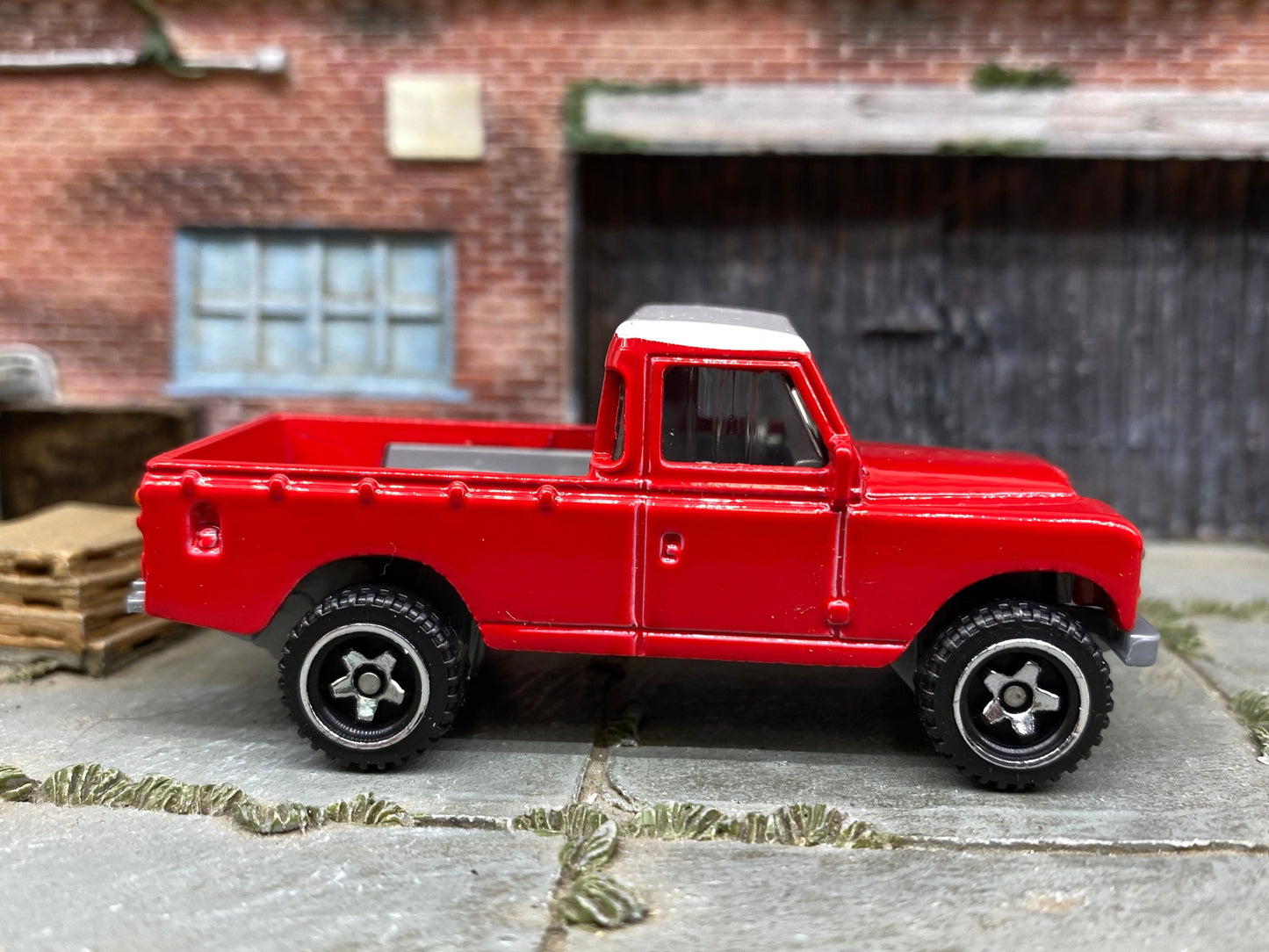 Loose Hot Wheels - Land Rover Series III - Red and White Off Road
