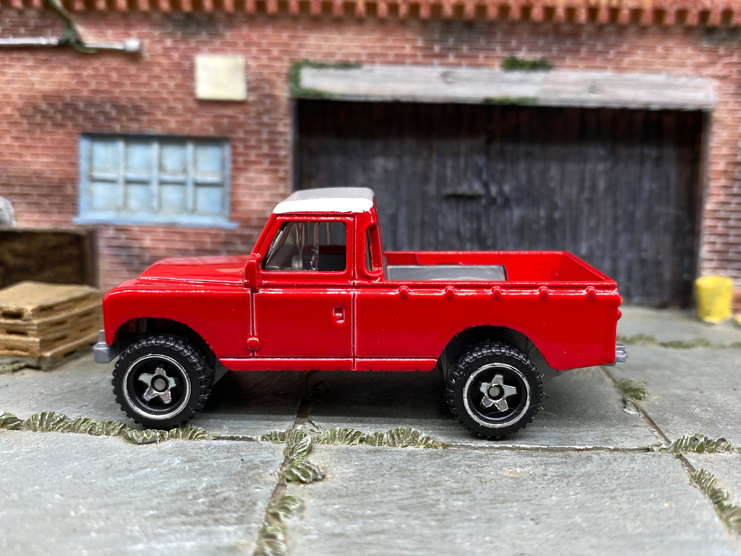 Loose Hot Wheels - Land Rover Series III - Red and White Off Road