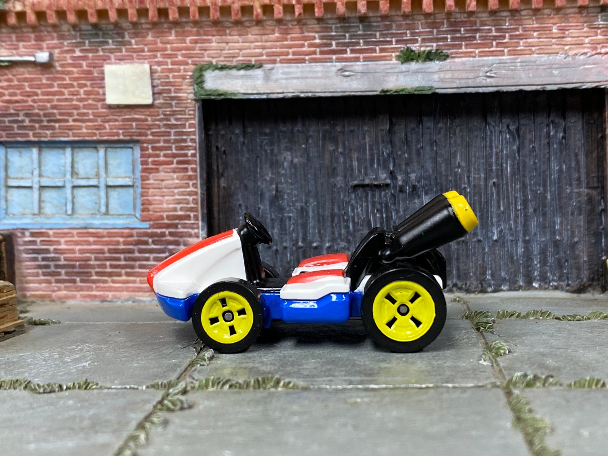 Loose Hot Wheels - Nintendo Mario Kart Standard Kart - Red, White and Blue