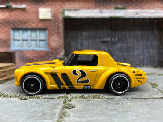 Loose Hot Wheels Nissan Fairlady 2000 - Yellow and Black 2