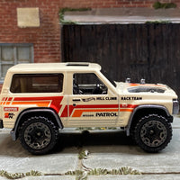 Loose Hot Wheels - Nissan Patrol 4X4 - Off White and Orange