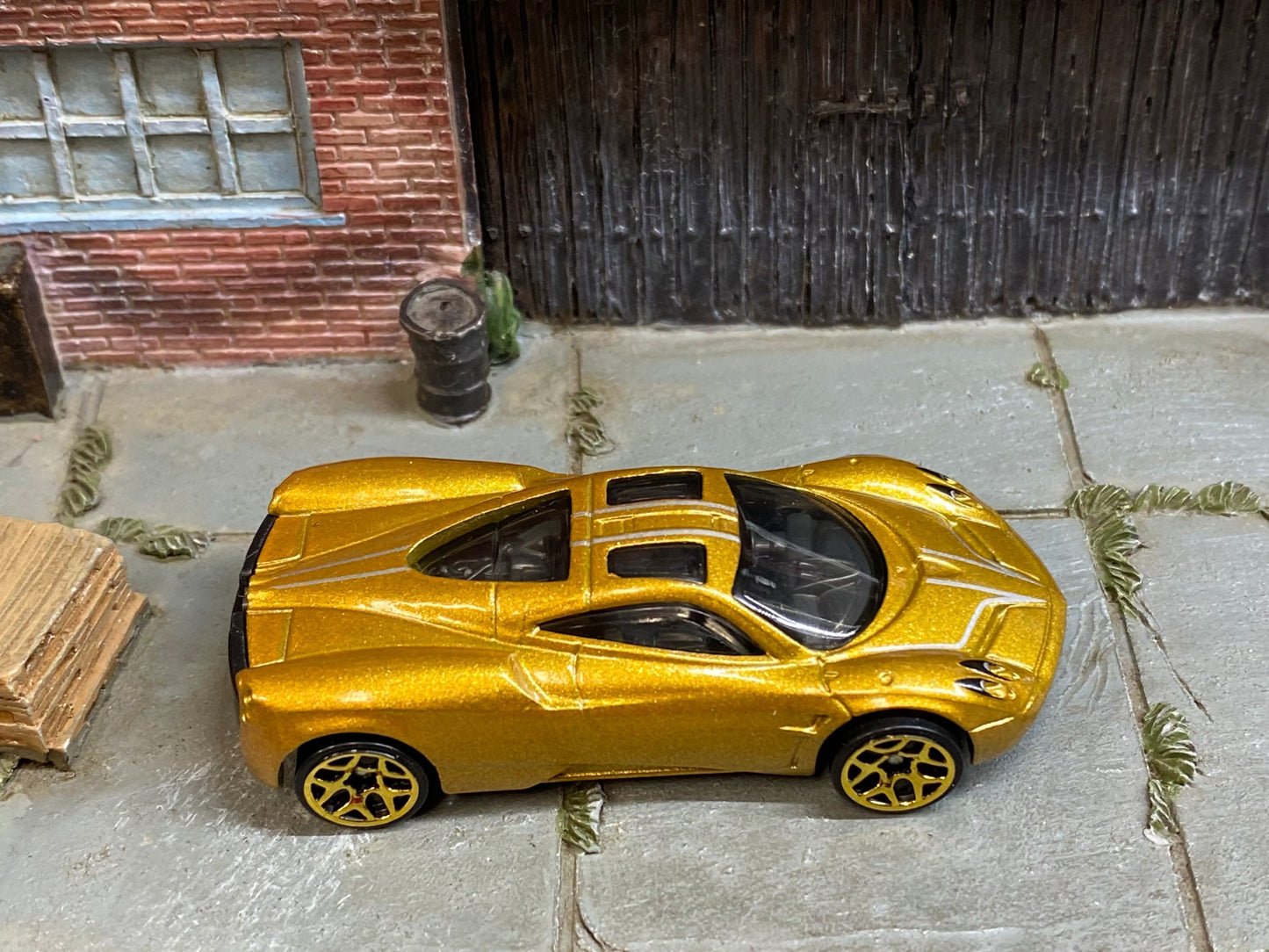 Loose Hot Wheels - Pagani Huayra - Gold and White