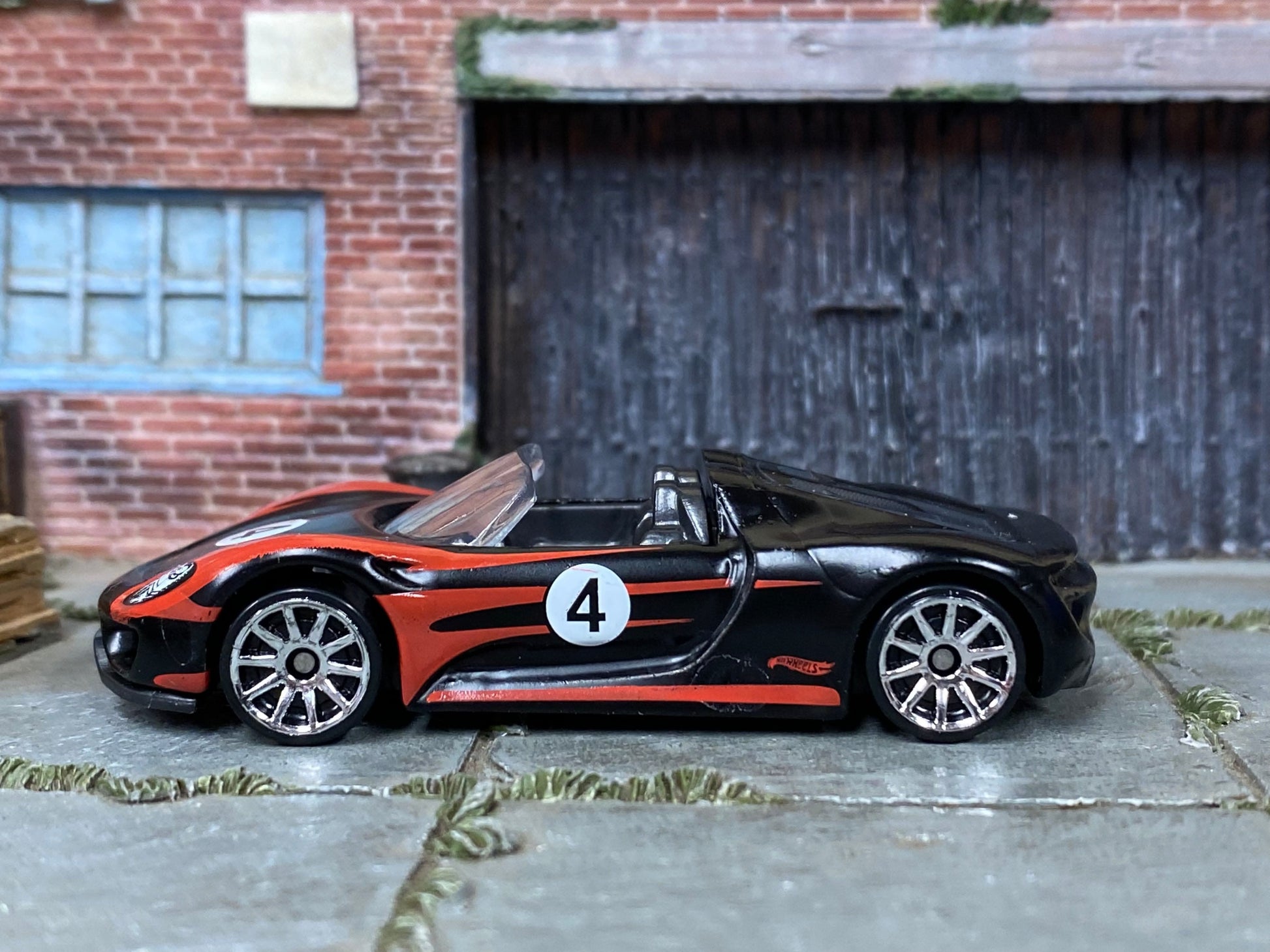 Loose Hot Wheels - Porsche 918 Spyder - Black and Red 4